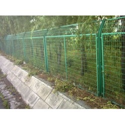 鵬業(yè)絲網(wǎng)專業(yè)供應(yīng)廠區(qū)護(hù)欄網(wǎng)：廠區(qū)護(hù)欄網(wǎng)的價格果園防護(hù)網(wǎng)生產(chǎn)廠家代理