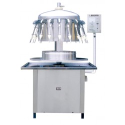 小型白酒灌裝機照片 價格 型號  小型液體灌裝設備 全自動灌裝機 青州小型設備生產(chǎn)廠家