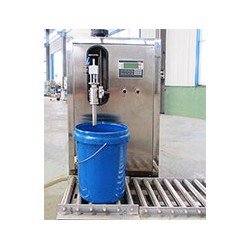 液壓油灌裝設(shè)備 搶手的油類灌裝機推*