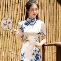 一手蒲扇，一色青衣，做一個(gè)青花瓷般的旗袍美人！